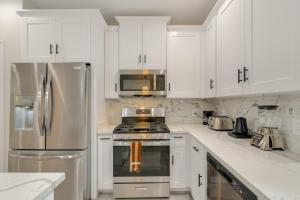10 Mi to Downtown Houston: Family Home w Yard