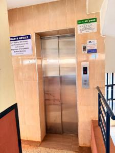 Zoe Homes-Chic one bedroom near two rivers mall village Marke UN and Embassies along Limuru rd