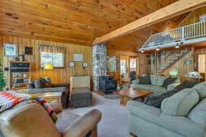 6 Mi to Ski Slopes Oak View Lakefront Home!