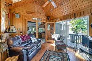 6 Mi to Ski Slopes Oak View Lakefront Home!