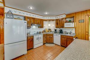 6 Mi to Ski Slopes Oak View Lakefront Home!