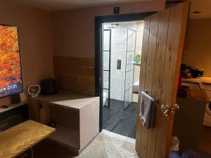 Studio - Sleeps 2 - Parking - Wifi