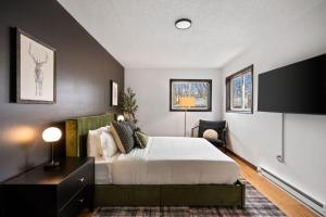 Cozy Poconos Retreat - pool table, hot tub, fire pit