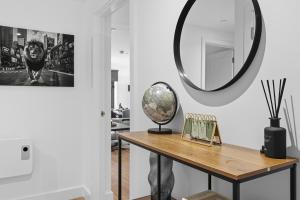 Central Liverpool Luxury 2BR w Balcony & 2 Baths