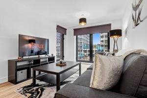 Central Liverpool Luxury 2BR w Balcony & 2 Baths