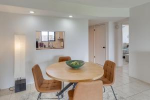 Less Than 2 Mi to London Bridge Chic Condo with Pool Access