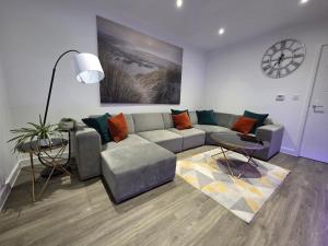 Luxurious 3 Bed & 3 Bath Hatfield House with Balcony View & Terrace Garden
