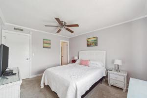 Right Across from Beach Scenic views and Pool