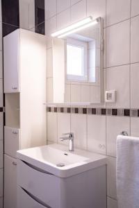 Apartments with parking space Lopar, Rab - 24754