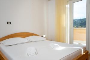 Apartments with parking space Lopar, Rab - 24754