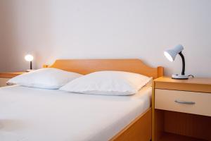 Apartments with parking space Lopar, Rab - 24754