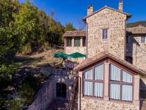 Apartment in a farmhouse with swimming pool