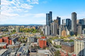 Gorgeous Views - Spacious CBD Skyline Escape - Relaxing Study Area