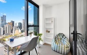 Gorgeous Views - Spacious CBD Skyline Escape - Relaxing Study Area