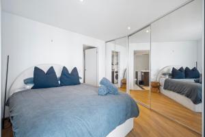 Grand Prix & Water View - Free Parking, Pool & Gym