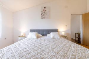 Apartments by the sea Sucuraj, Hvar - 22494