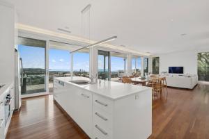 Coastal Panorama - Spectacular Views, Sleeps 8