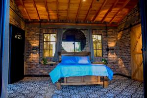 Romantic Glamping Cabin with Jacuzzi & Views