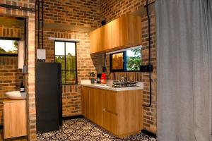 Romantic Glamping Cabin with Jacuzzi & Views