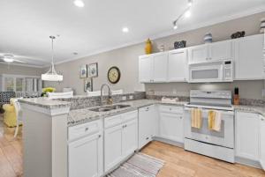 2 BR Coastal Charm Condo inside private gated Community in NMB, Sleeps 4