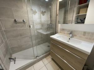 Appartement 1er étage avec terrasse, proche plage et port, Arzon - FR-1-775-34