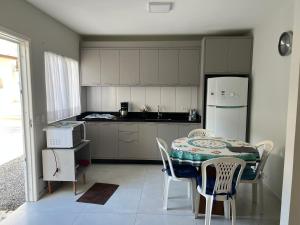 Casa com piscina em Itapema próximo a praia