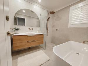 Charming Coastal Cottage Retreat