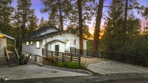 Moonridge Ski & Zoo Chalet With Hot Tub retreat