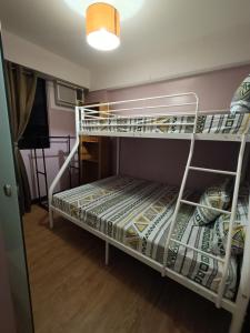 East Raya Gardens Near BGC LIBIS 2Bedroom with Veranda Netflix Internet Pool