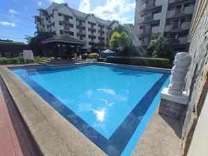 East Raya Gardens Near BGC LIBIS 2Bedroom with Veranda Netflix Internet Pool