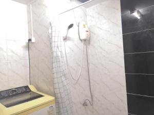 26 condo with pool opposite the train station, near old city and Nimman