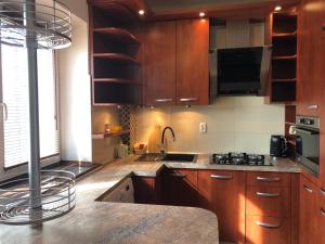 Plac Bankowy Apartment, Metro