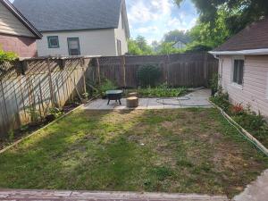 75 inch high mud house with separate entrance and exit, one bedroom, one living room, private bathroom, there is a cute cat, a few minutes walk to many restaurants, 8 minutes drive to the big waterfall