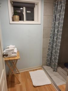 75 inch high mud house with separate entrance and exit, one bedroom, one living room, private bathroom, there is a cute cat, a few minutes walk to many restaurants, 8 minutes drive to the big waterfall