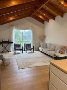 Charming Coastal Cottage - walk to the beach