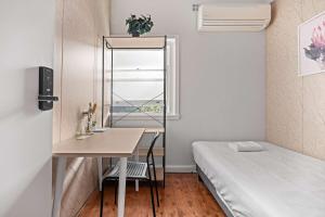 Freshly Modernized Single Room- Well-Connected Suburb Shared Bathroom