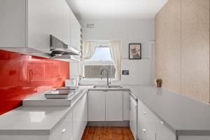 Freshly Modernized Single Room- Well-Connected Suburb Shared Bathroom