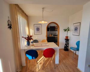 Deck-Apartment, next to forest, top of mountain, free parking, renovated