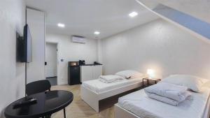 ALFA Stuttgart Doppelzimmer Teeküche Porsche Bosch l Gemeinschaftsbad WIFI SmartTV l Double room with kitchenette and shared bathroom BS21A7