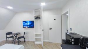 ALFA Stuttgart Doppelzimmer Teeküche Porsche Bosch l Gemeinschaftsbad WIFI SmartTV l Double room with kitchenette and shared bathroom BS21A7