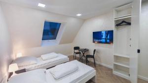 ALFA Stuttgart Doppelzimmer Teeküche Porsche Bosch l Gemeinschaftsbad WIFI SmartTV l Double room with kitchenette and shared bathroom BS21A7