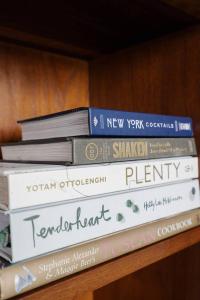 Garnet Gallery - An Artful Stay near Dining & Museum