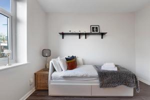 Two Bedroom Duplex in Angel HIgh Street