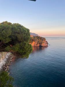 La Casa di Samantha a Villa Regina a picco sul mare con piscina