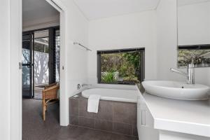 Bunker Bayhouse - Your Ideal Escape by the Beach