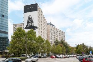 Rondo ONZ Downtown Apartment by BookingHost