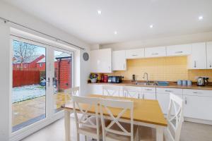 6 Bedroom 3 Bathroom House in Bicester Village