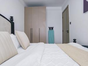 Modern 1 BR City views Kilimani 12th floor Luxury