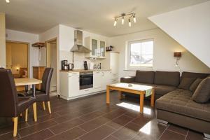 Balkon mit Meerblick, gratis Nutzung vom AHOI Erlebnisbad und Sauna in Sellin - Haus De niege Wech FeWo 03