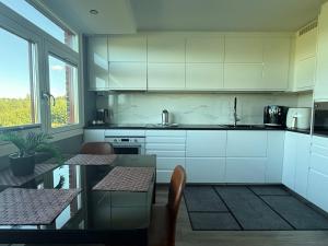 2 rooms in 100 sqm apt